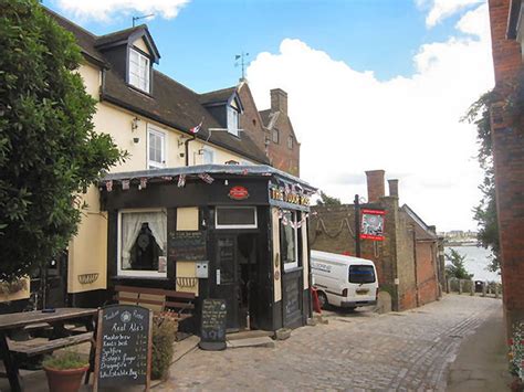 pubs in upnor kent.